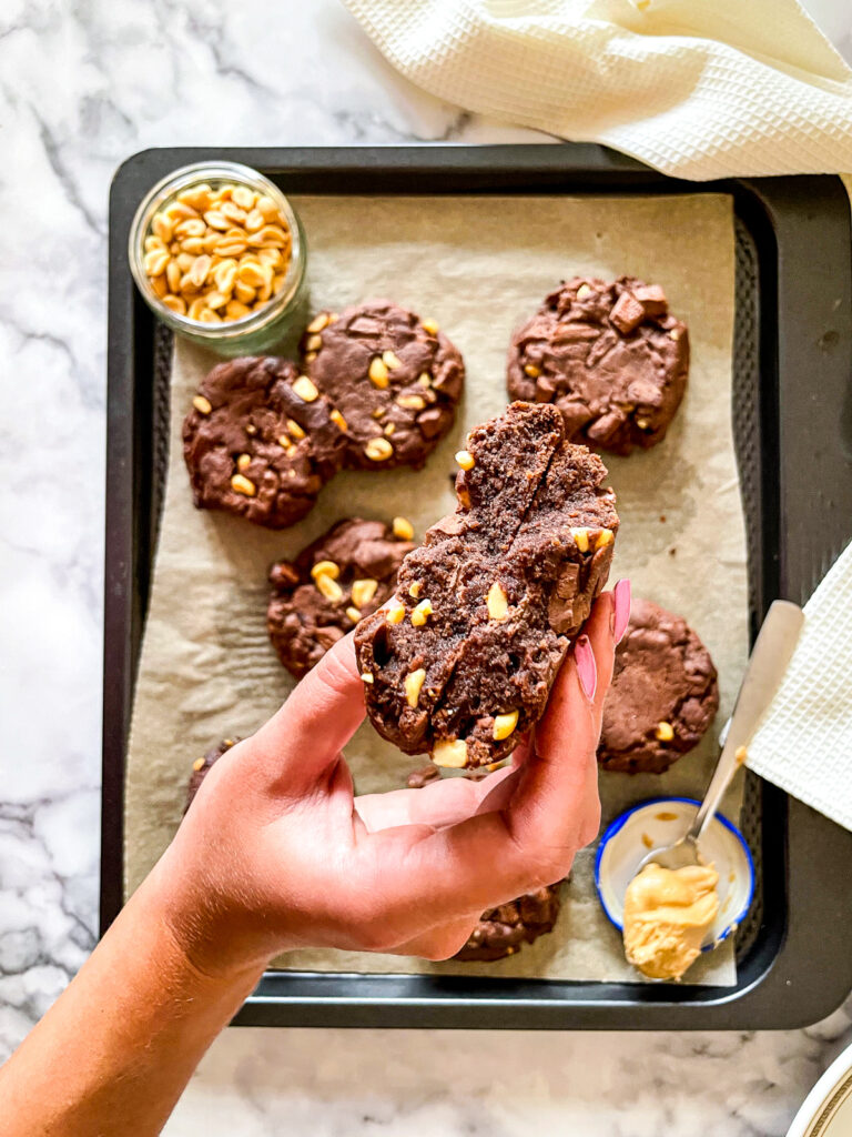 Vegan Peanut & Chocolate Cookies