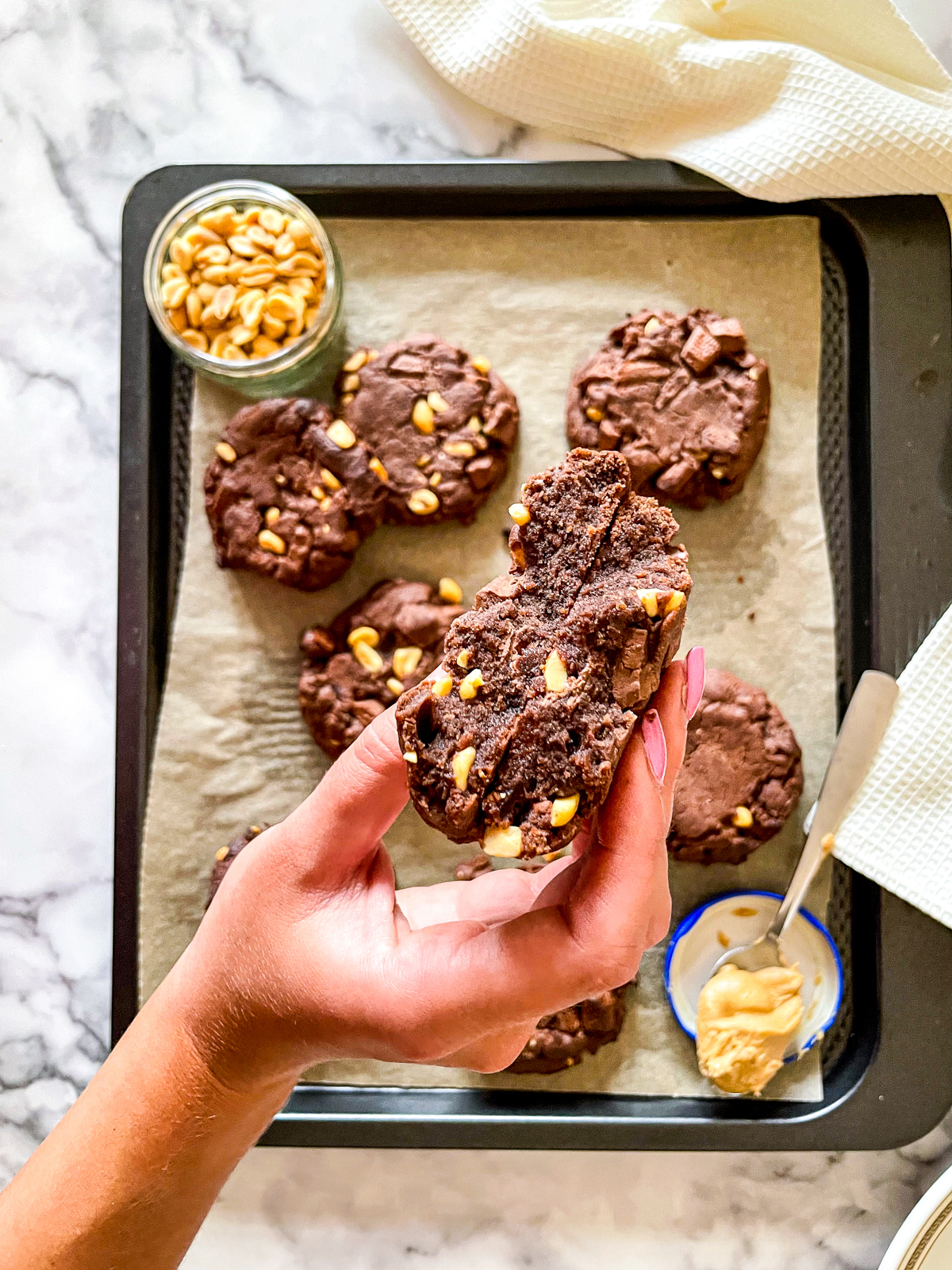 Vegan Peanut & Chocolate Cookies